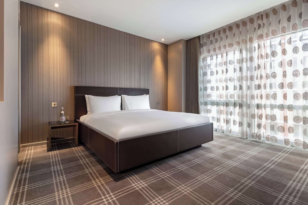 1 BEDROOM, SUITE
