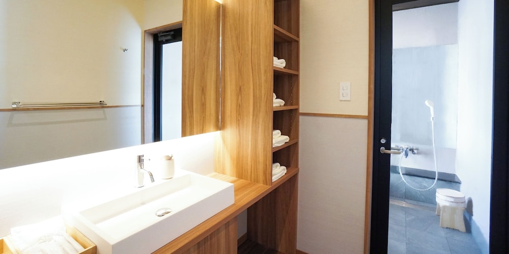 غرفة بريميوم ثلاثية بثلاثة أسرّة بحمام خاص في الملحق، Hakuba Ryujin Onsen RYOKAN SUI 3/3