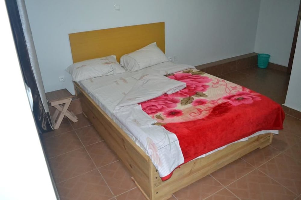 ROOM, SINGLE