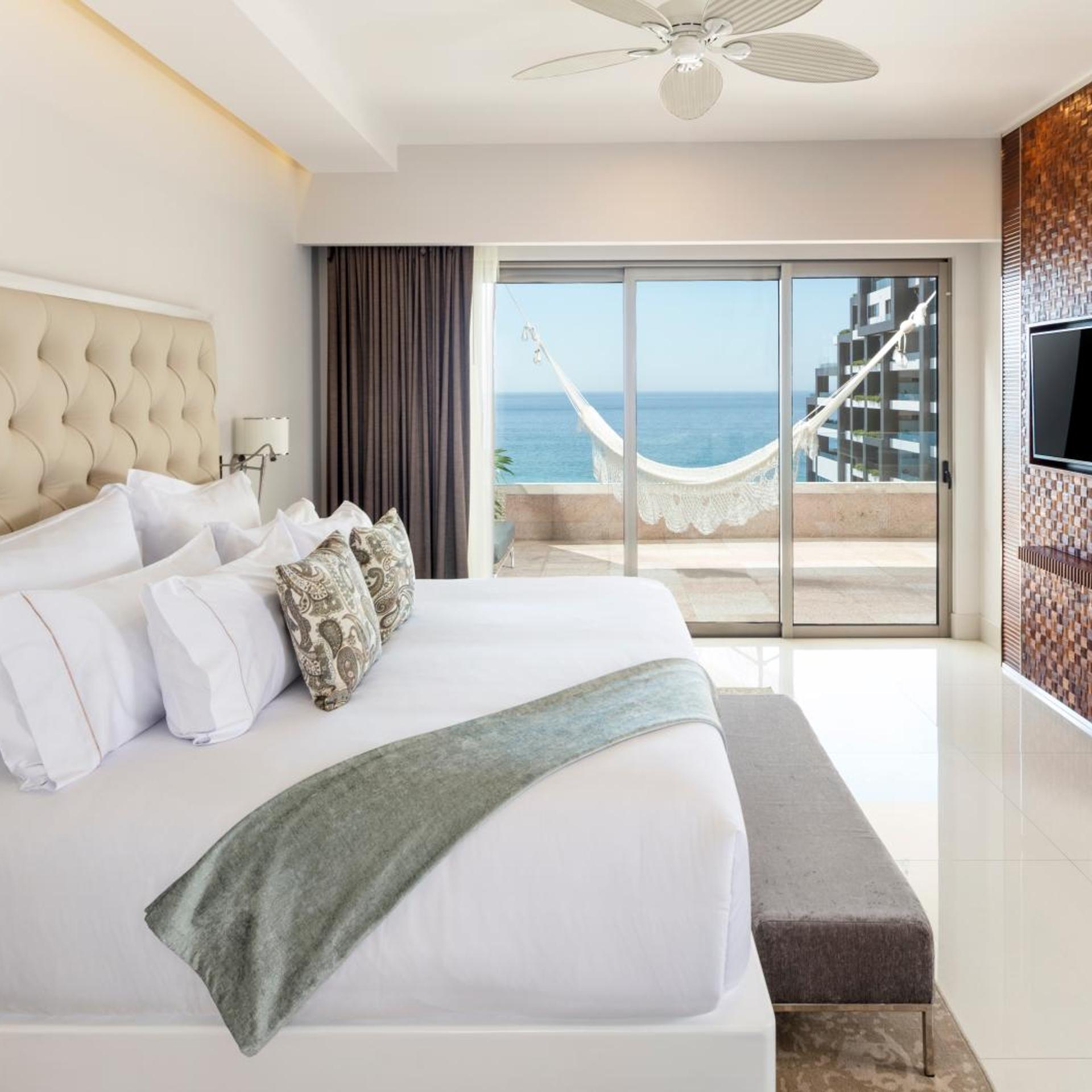 غرفة بسرير كينج وسريرين كوين بإطلالة على البحر بغرفتي نوم، Garza Blanca Resort Spa Los Cabos 3/7