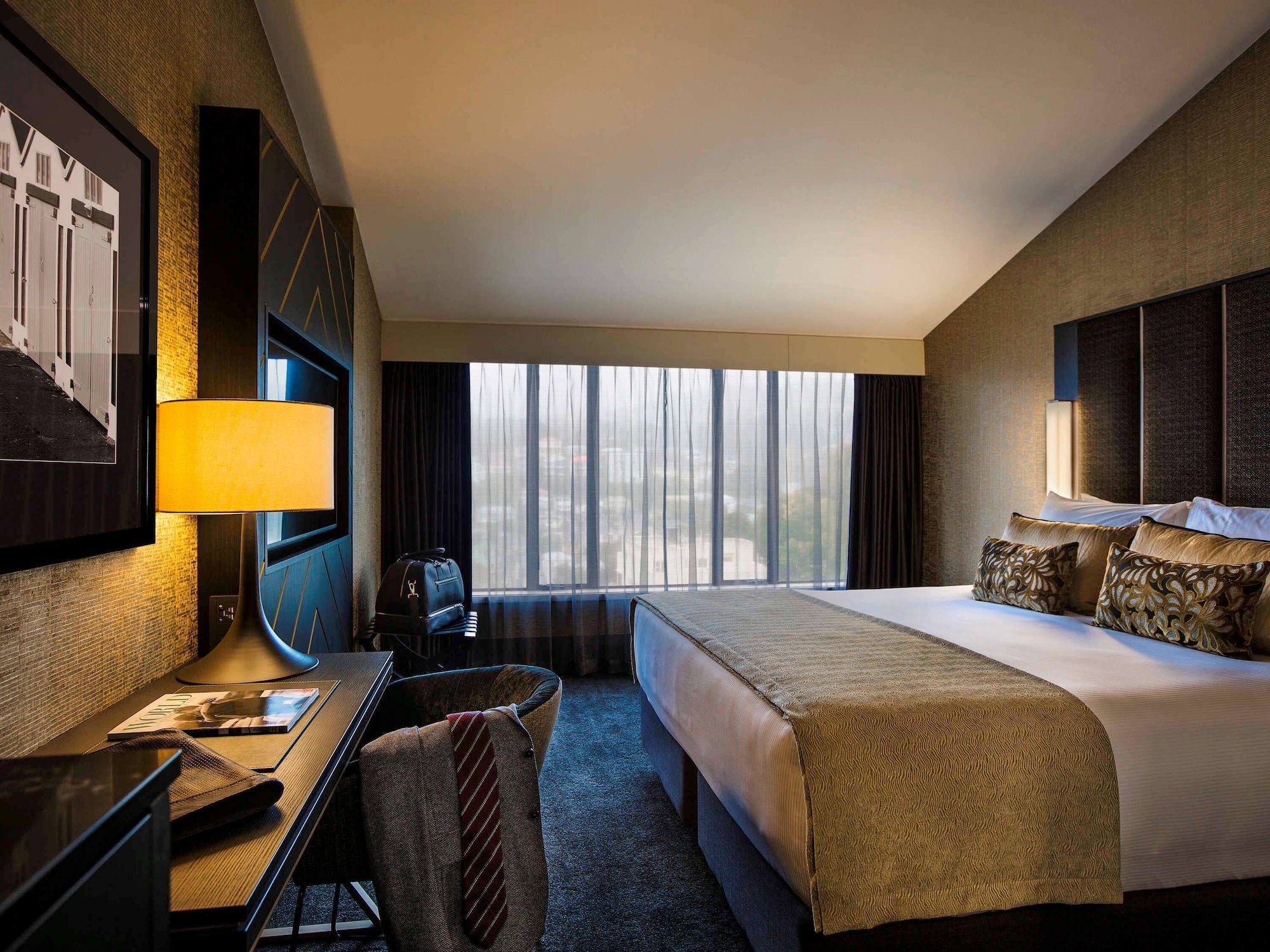 DELUXE, KING BED