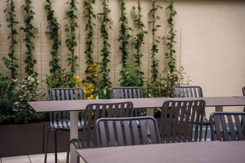 Honest Budapest by Chic & Basic 72/81