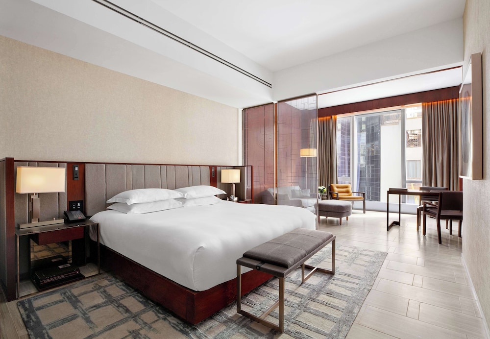STUDIO, SUITE, KING BED