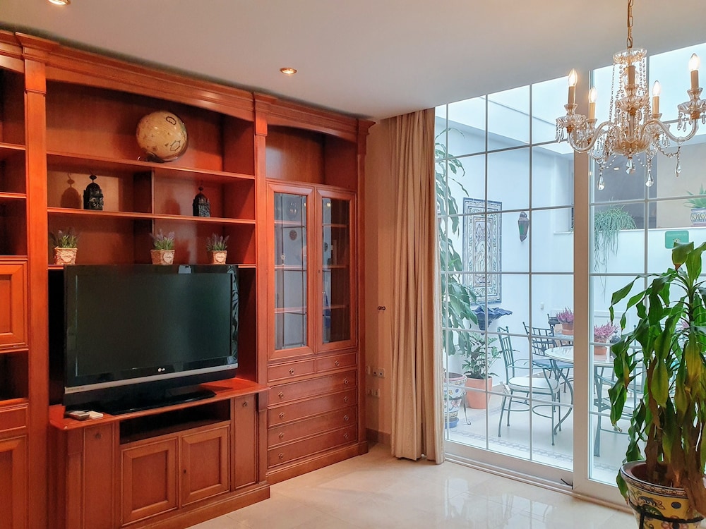 Triana Luxury Home 9/48