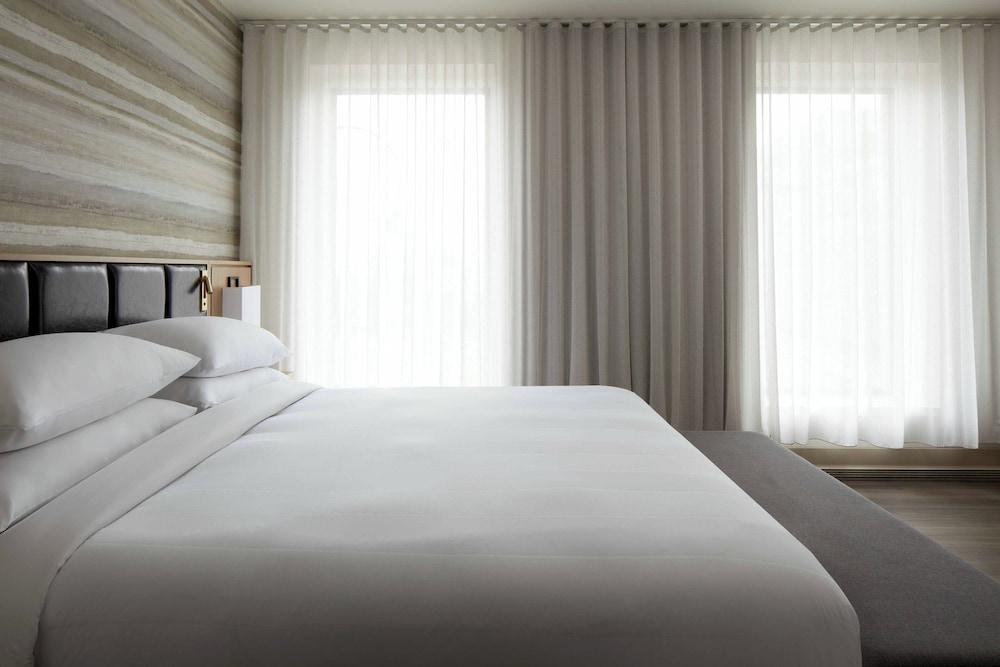 1 Bedroom, Executive, Suite, King Bed, City View, Sofa