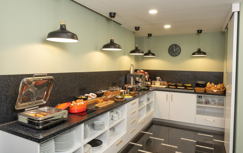 Elm Suite Hotel 31/41