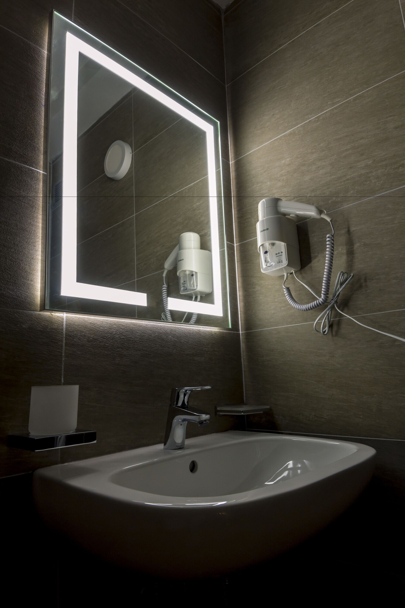 DELUXE, BASEMENT, DOUBLE BED, BATHTUB