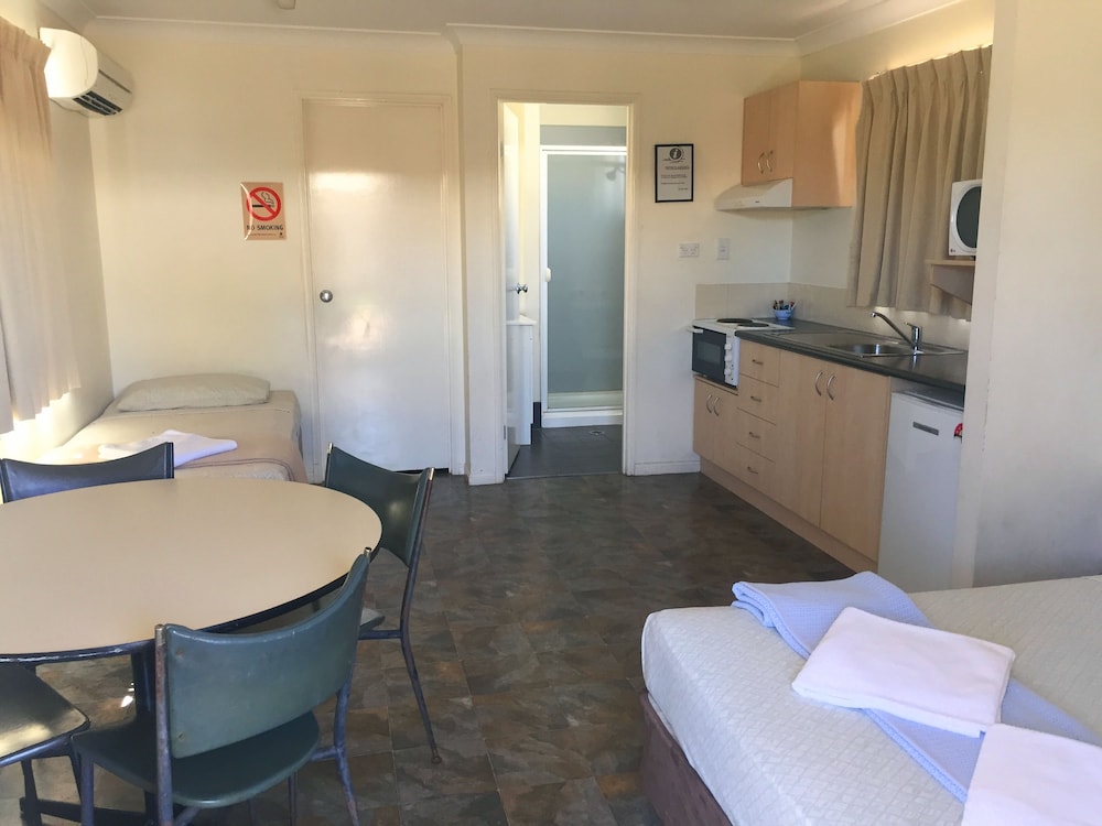 INLAND OASIS MOTEL 34/68