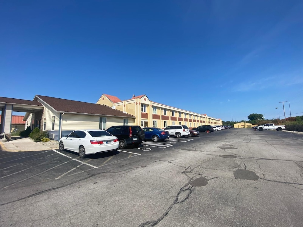 Super 8 by Wyndham Fort Wayne 52/58