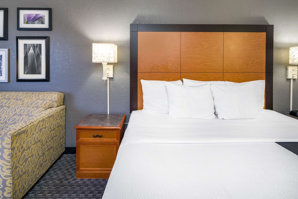 La Quinta Inn & Suites by Wyndham Buena Park 21/44