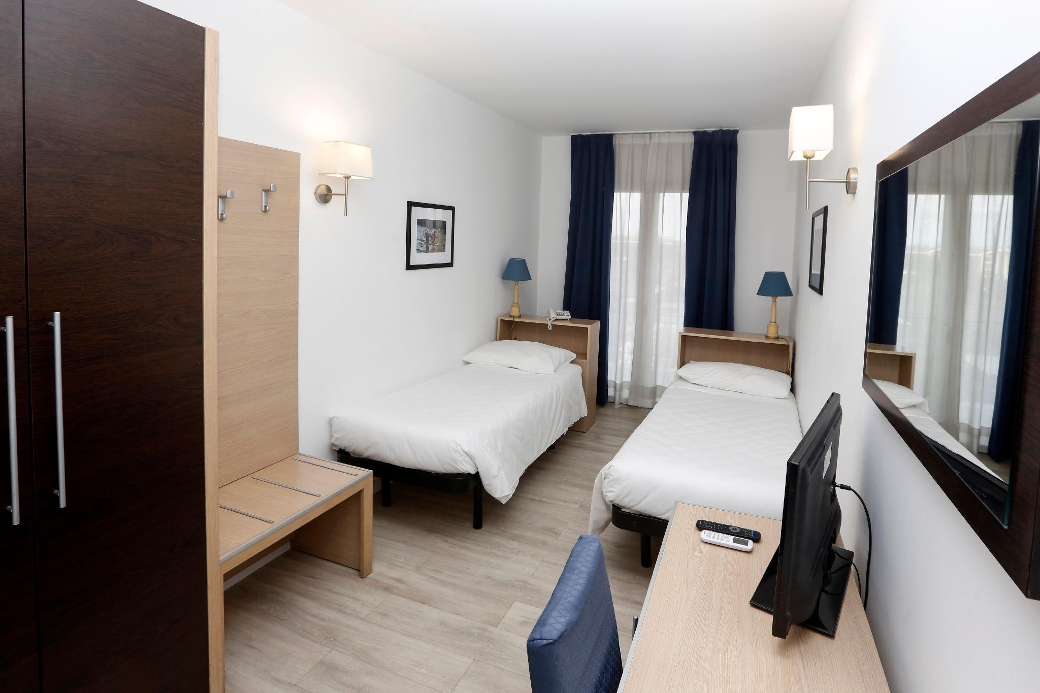 ROOM, DOUBLE OR TWIN BED