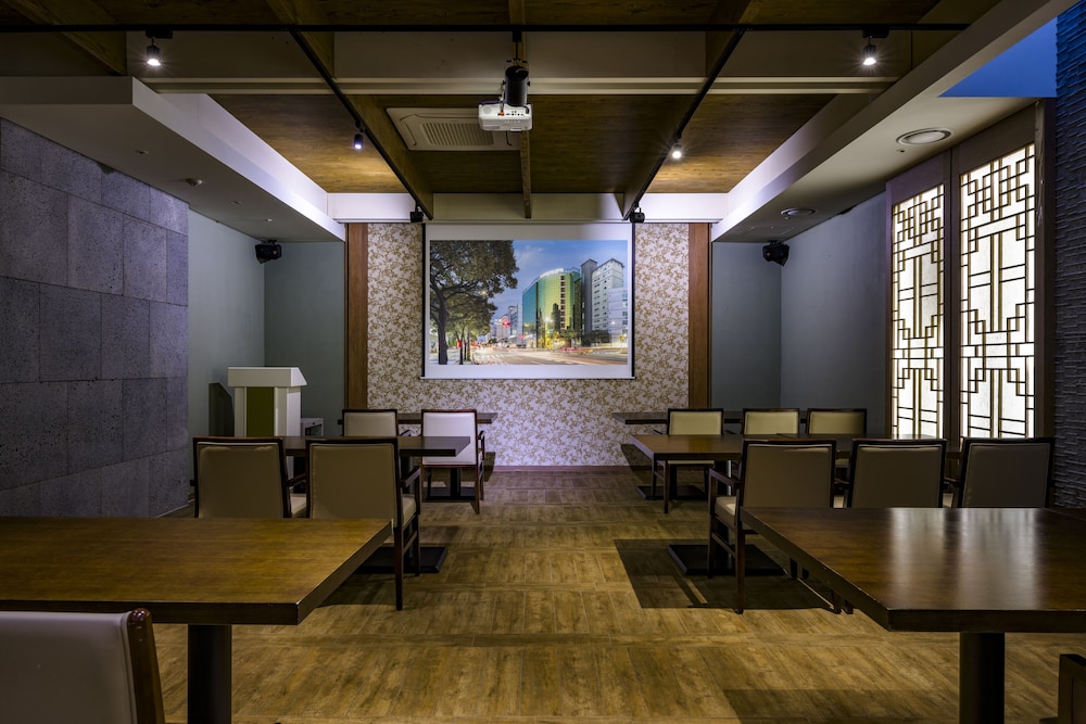 Shin Shin Hotel Jeju Airport (ex Hotel Kenny Story Premium Jeju Yeondong) 49/61