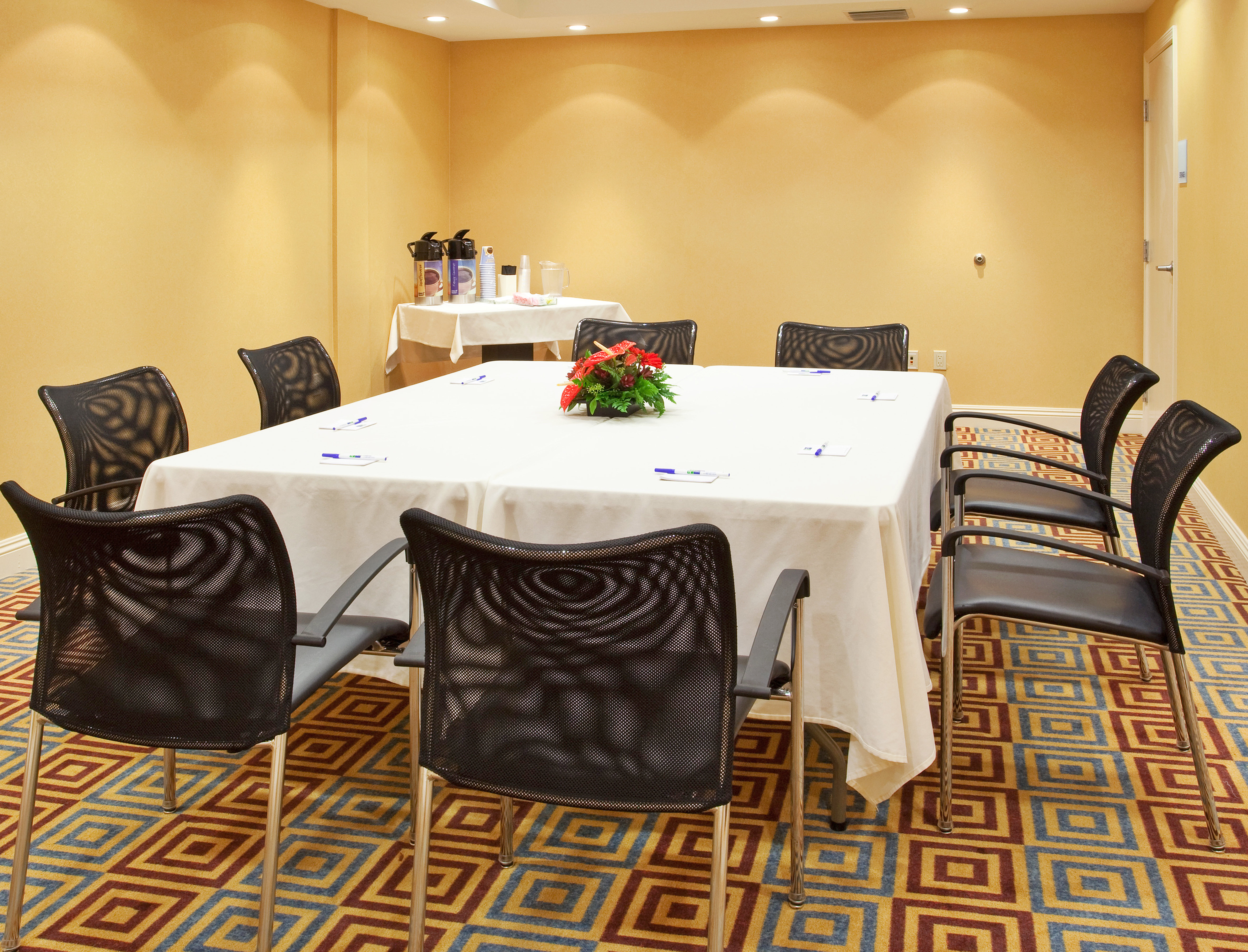 Holiday Inn Express Hotel Suites Santa Cruz 68/72