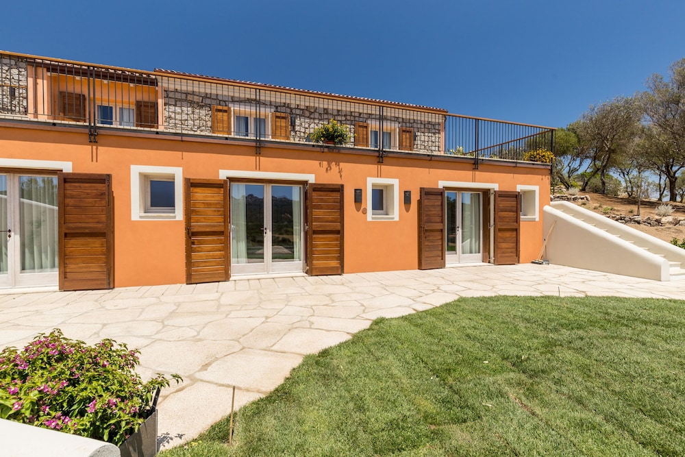 Tenuta Petra Bianca 3/32