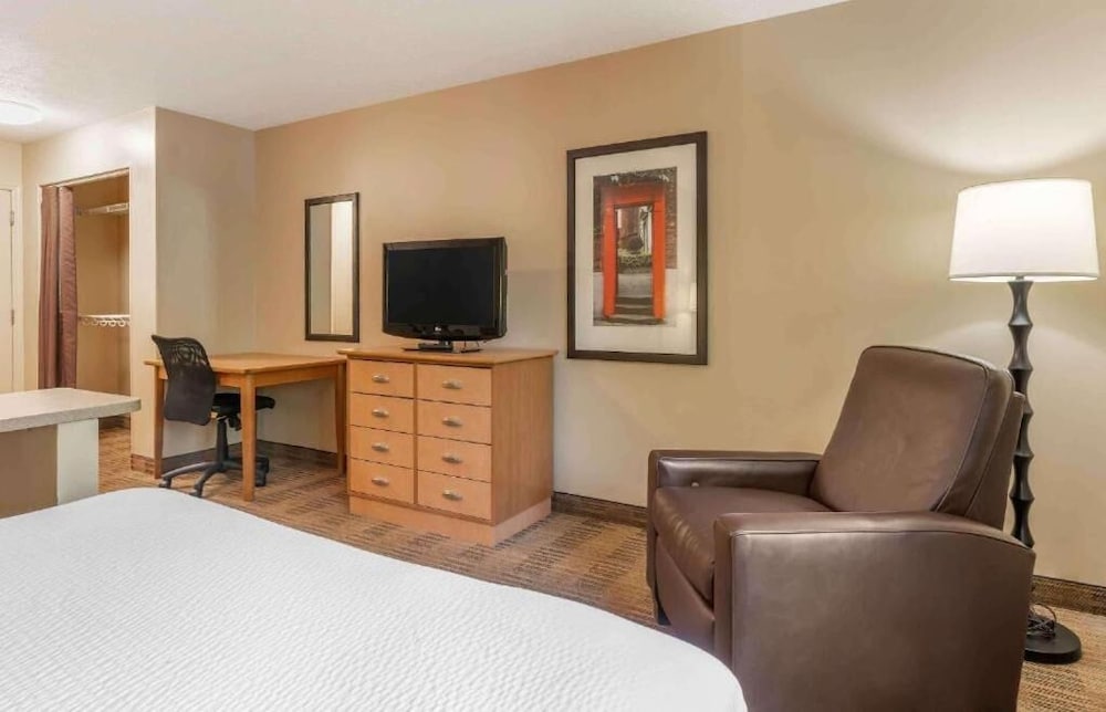 Suburban Studios Cary - RDU Airport 25/31