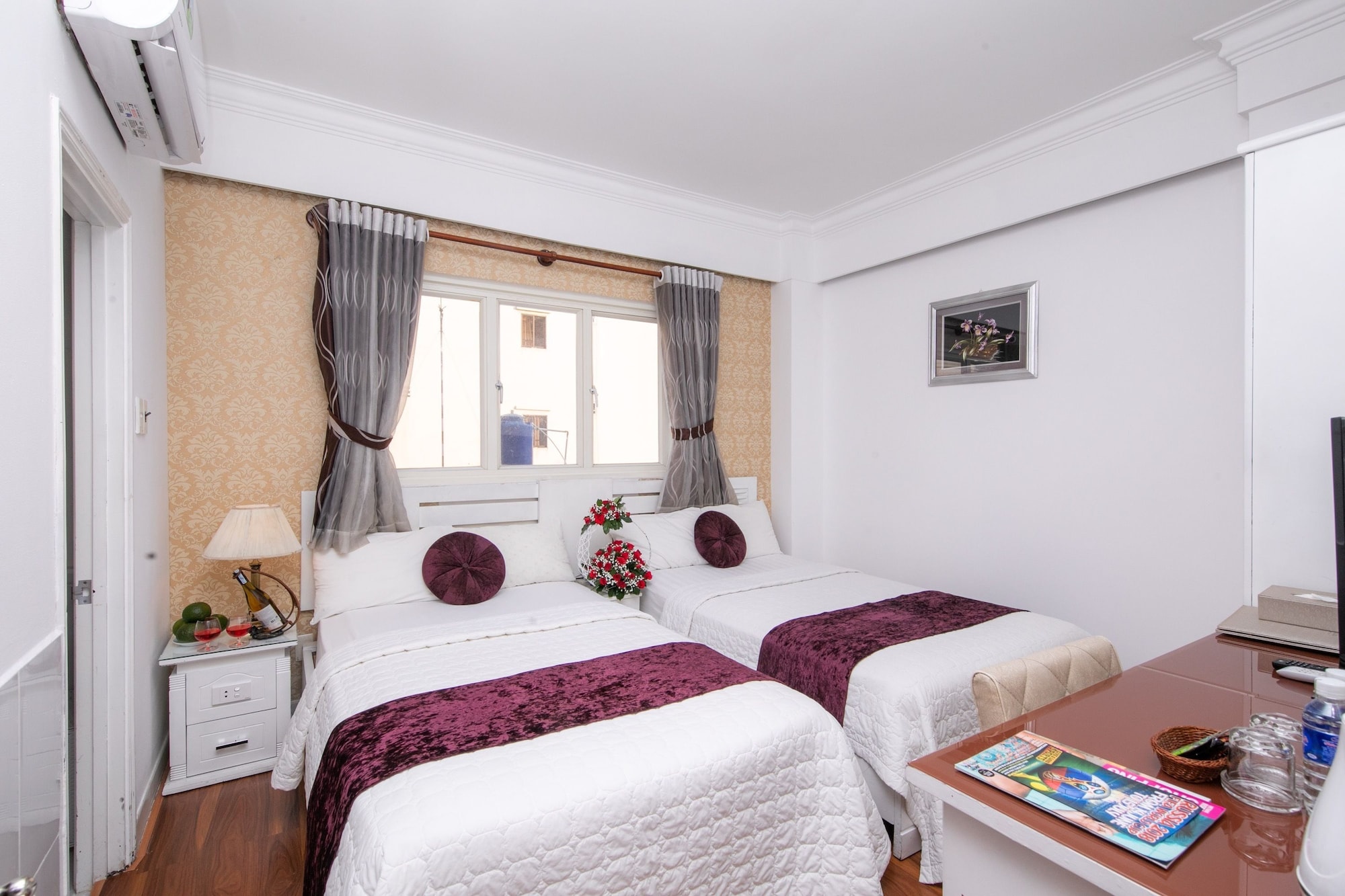 DELUXE, DOUBLE OR TWIN BED