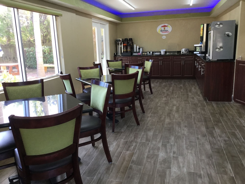 Super 8 By Wyndham Sarasota Near Siesta Key 22/29