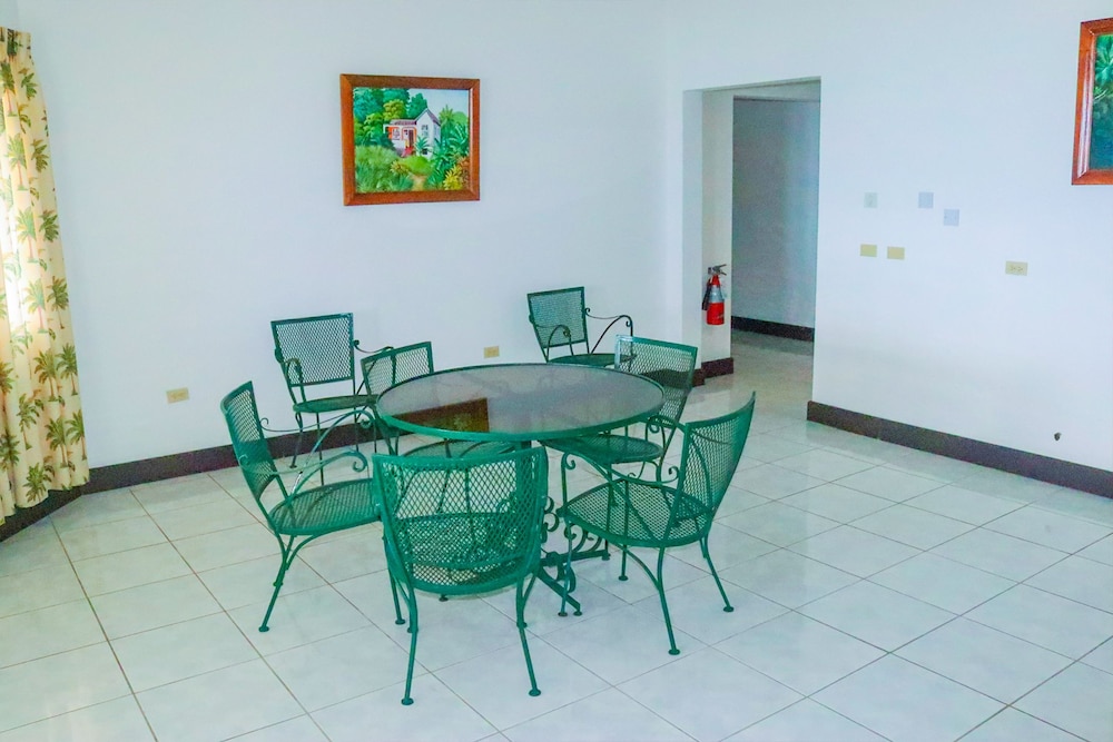 Pink Rock Bed & Breakfast 38/58
