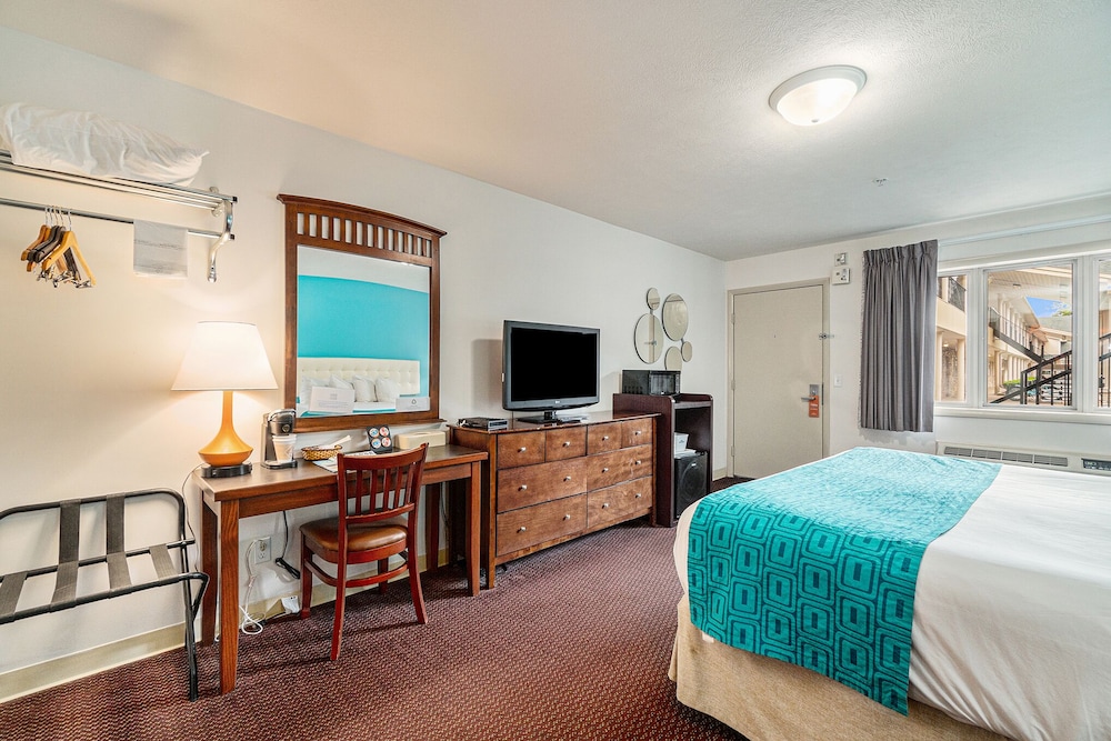 Howard Johnson by Wyndham Traverse City 23/47