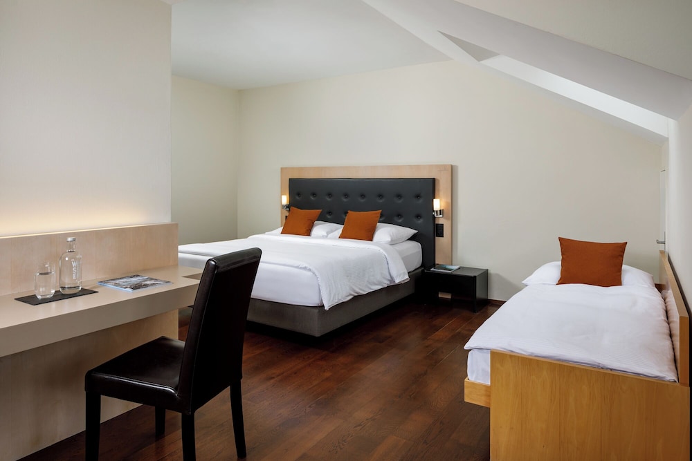 غرفة ثلاثية بسرير مزدوج بإطلالة على البحيرة مع أريكة، Hotel UTO KULM 2/5