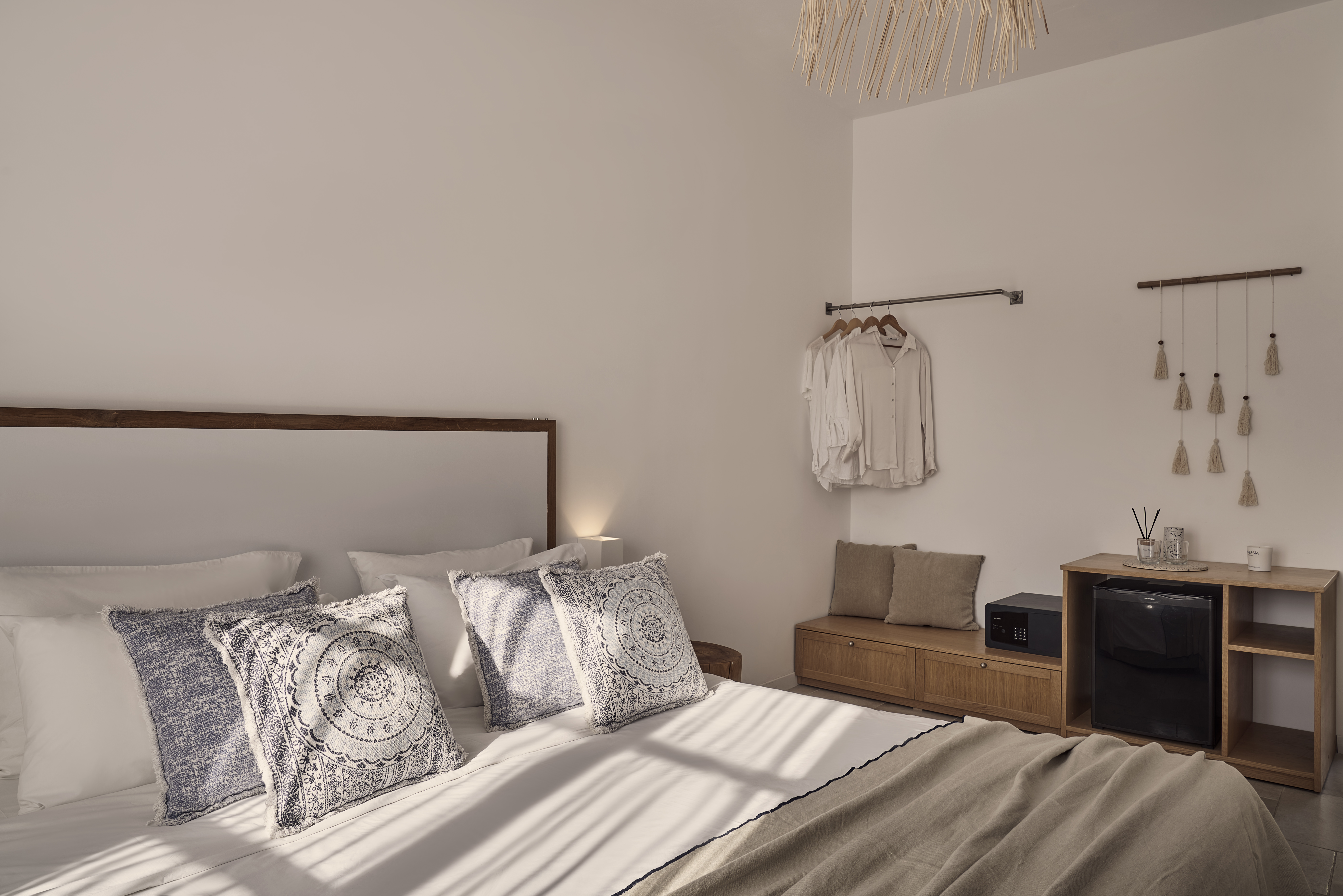 ROOM, DOUBLE BED