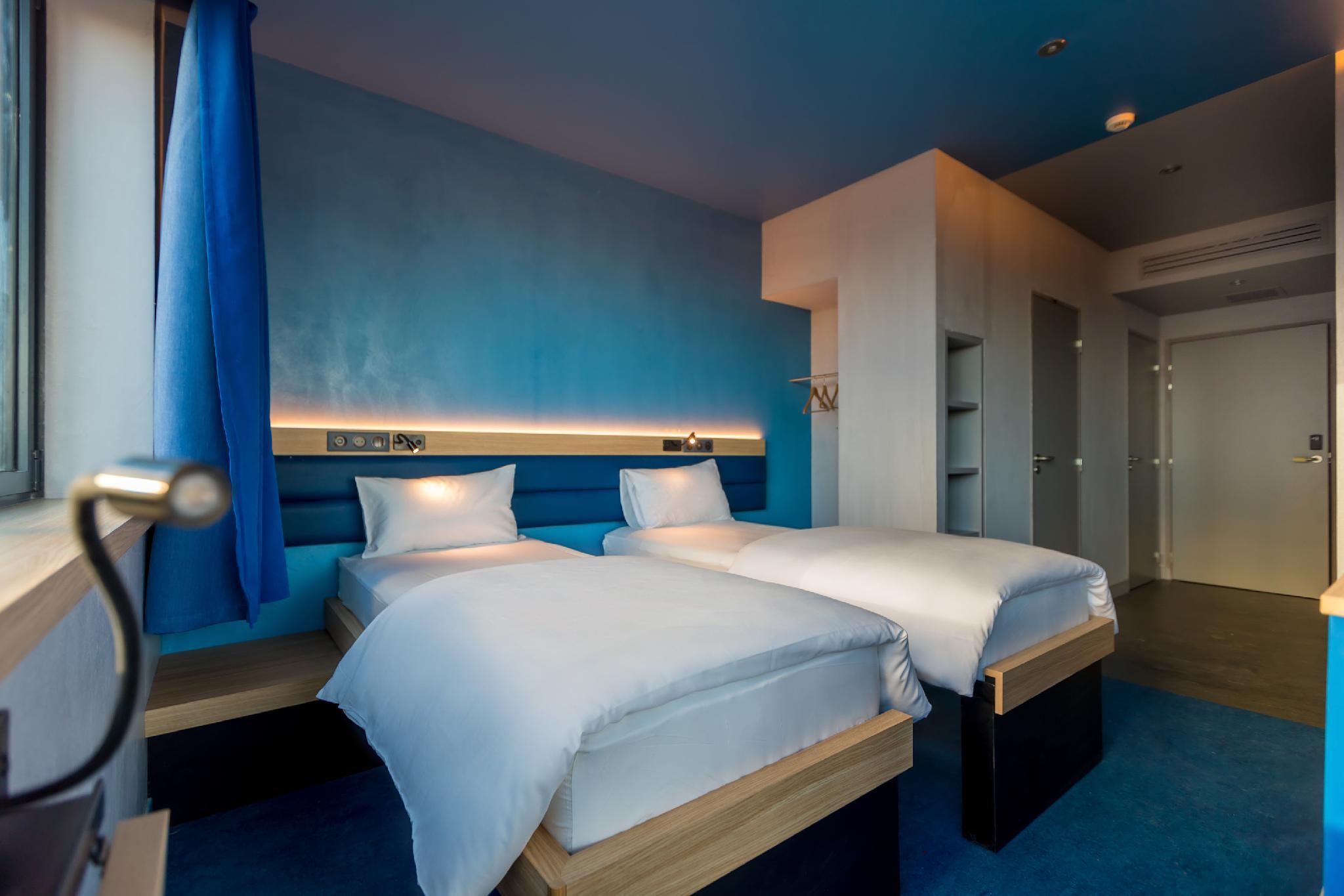 ROOM, TWIN BEDS