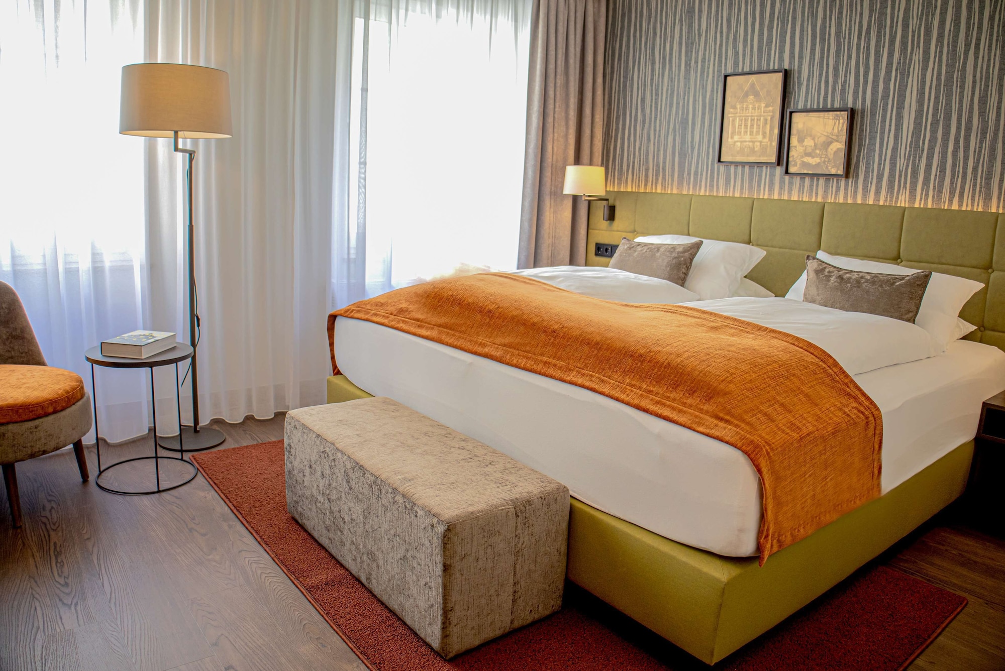 Comfort, Queen Bed, Corner