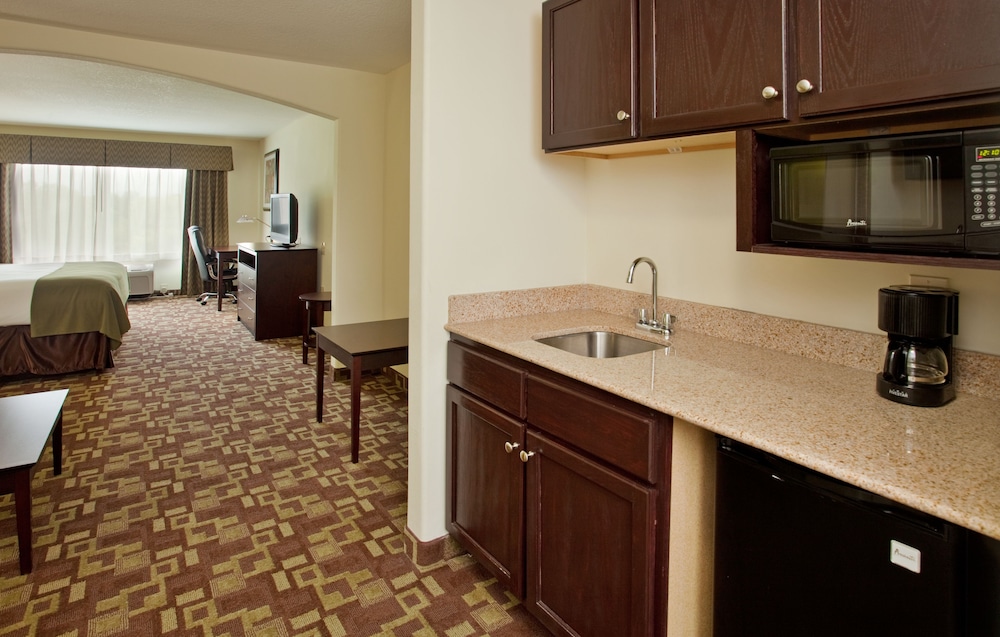 Holiday Inn Express Hotel Amp Stes Kansas City Sports Complex 26/55
