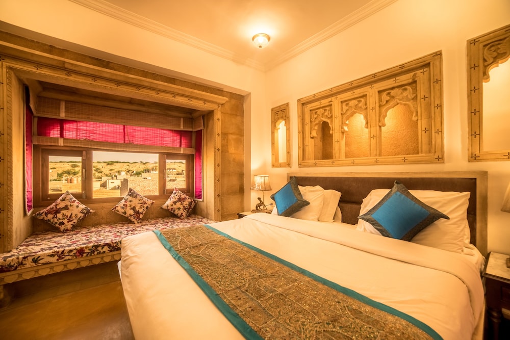 DELUXE, SUITE, KING BED