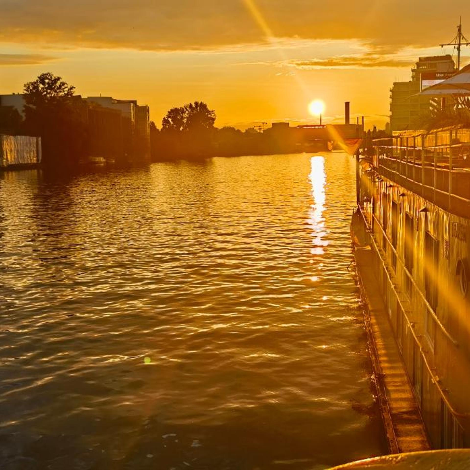 Eastern Comfort Hotel & Hostelboat 51/58