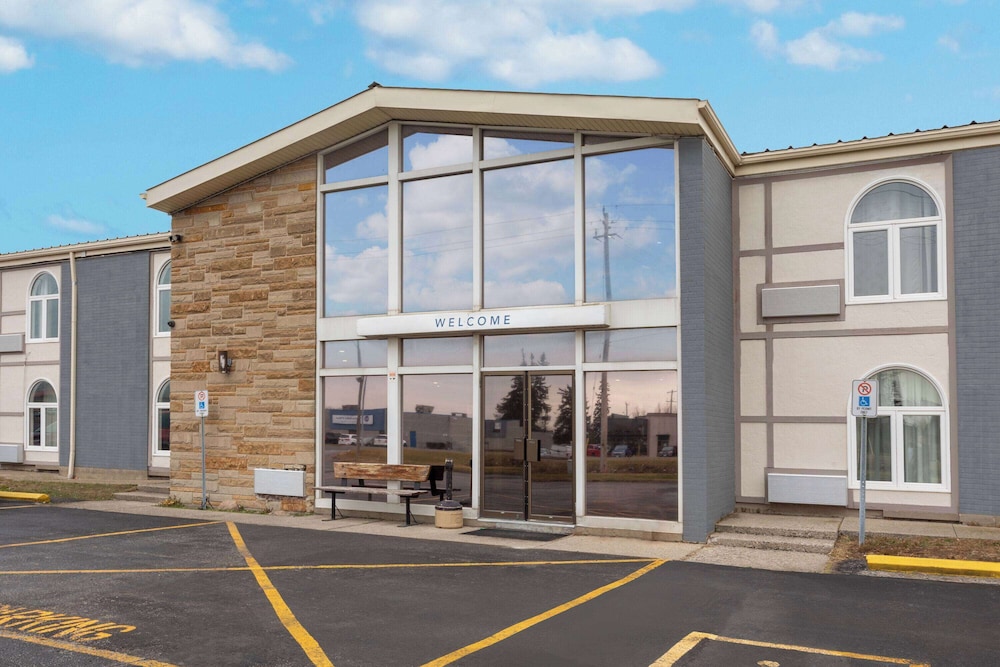 Travelodge by Wyndham Sarnia 37/40