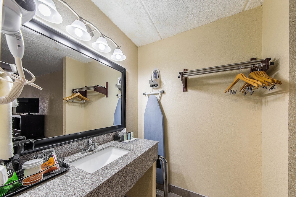 Quality Inn Forest City, NC 21/59