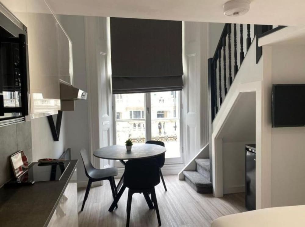 HYDE PARK SUITES 39/55