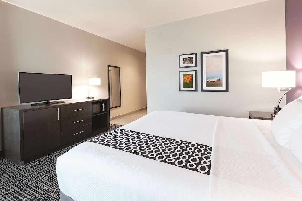 Room, King Bed, Accessible, La Quinta Inn & Suites By Wyndham Terre Haute 2/5