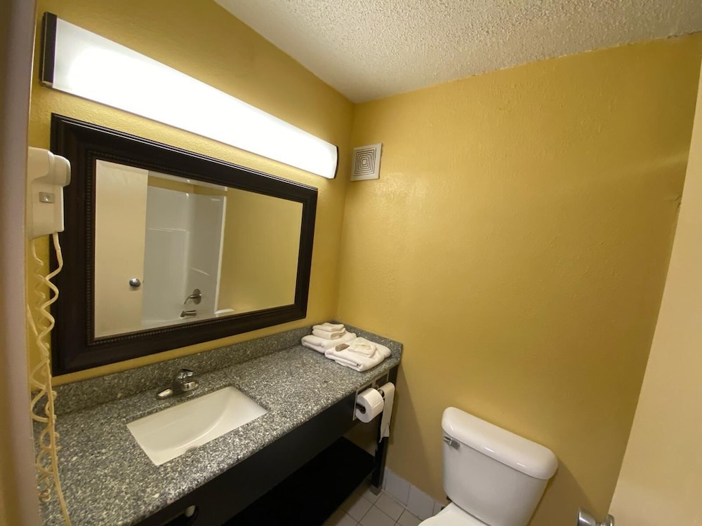 Super 8 by Wyndham Fort Wayne 55/58