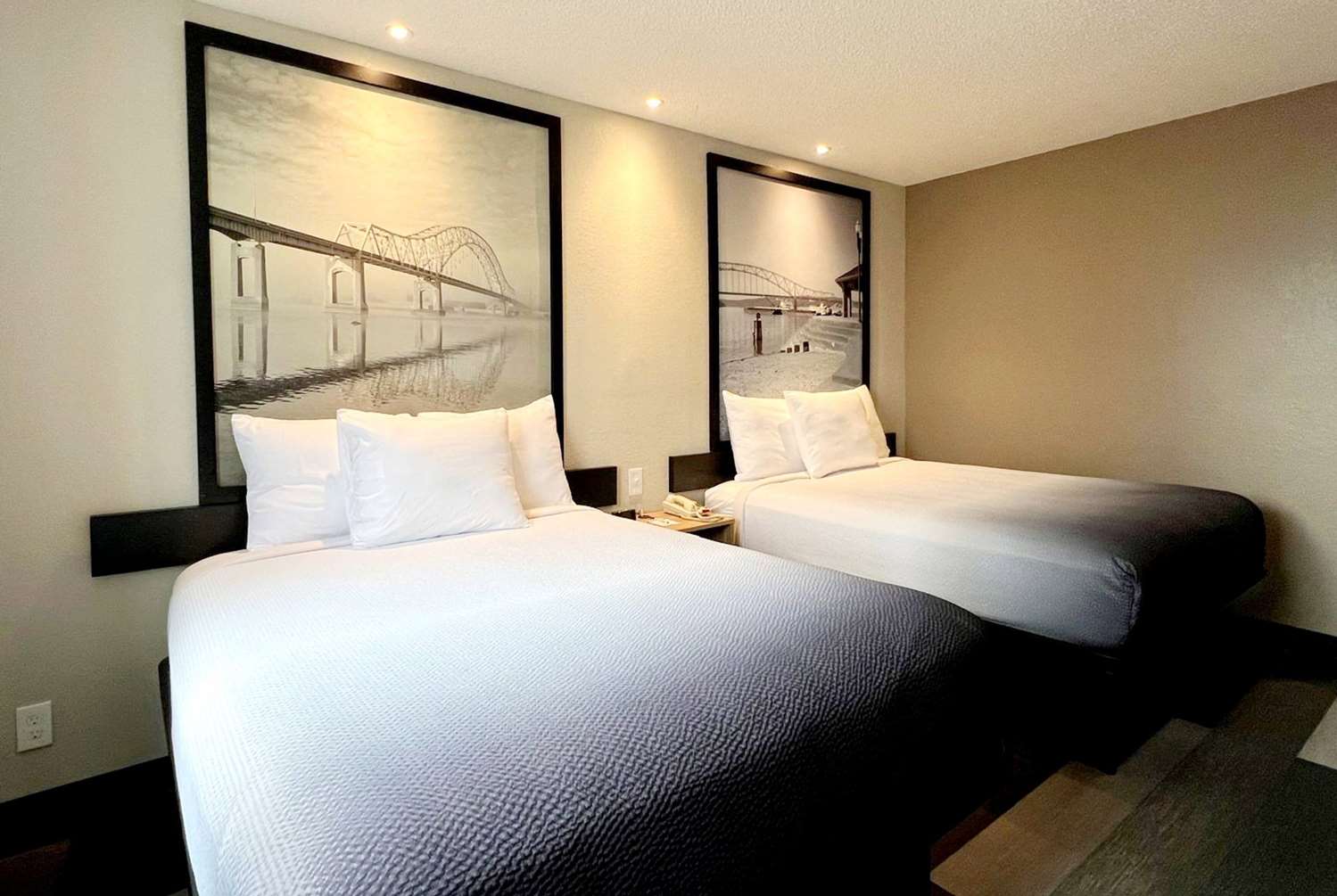Super 8 by Wyndham Cedar Rapids 8/17