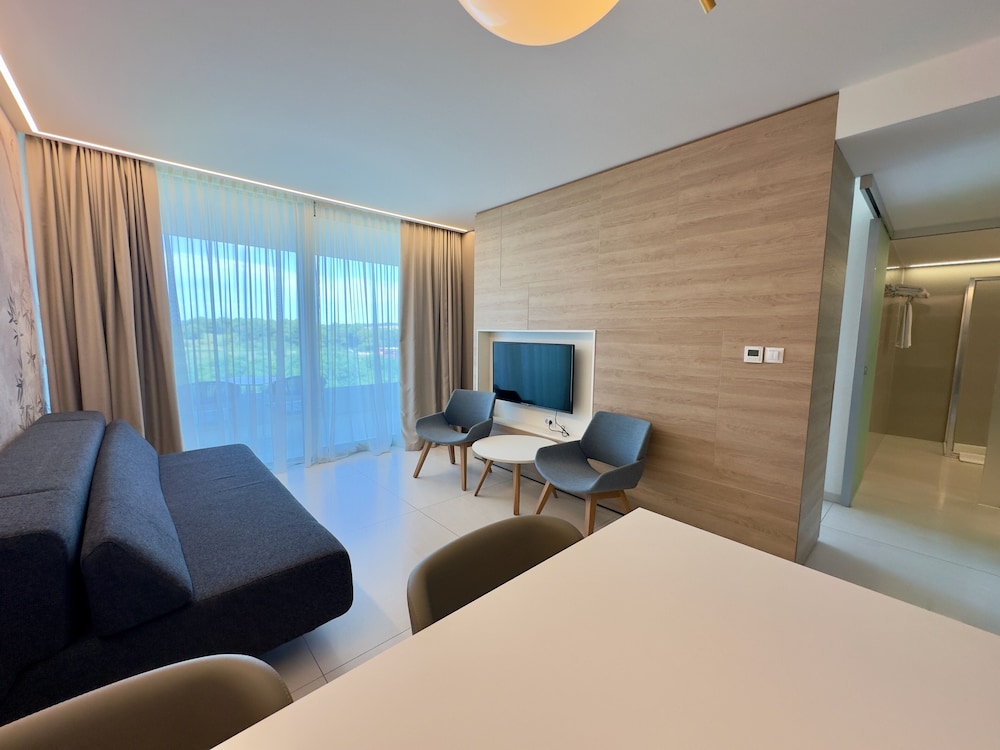 Joel Hotel 58/66