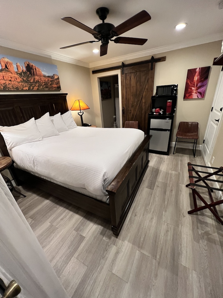DELUXE, QUEEN BED