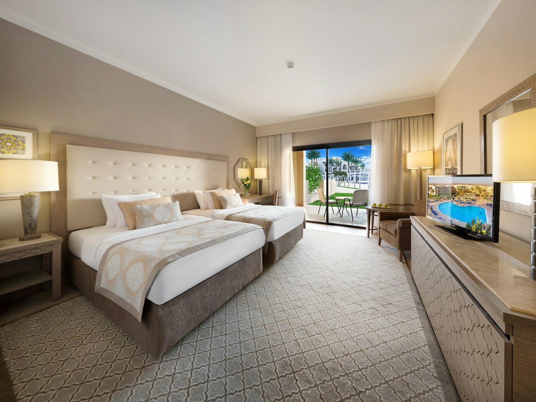 Superior, Queen Bed, Garden View