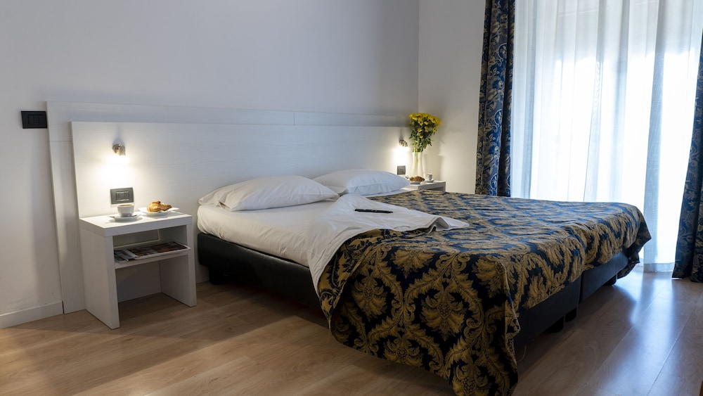 ROOM, SINGLE