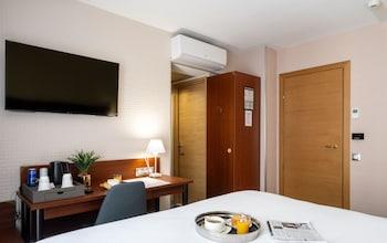 Discovery, Double Bed, Street Side View