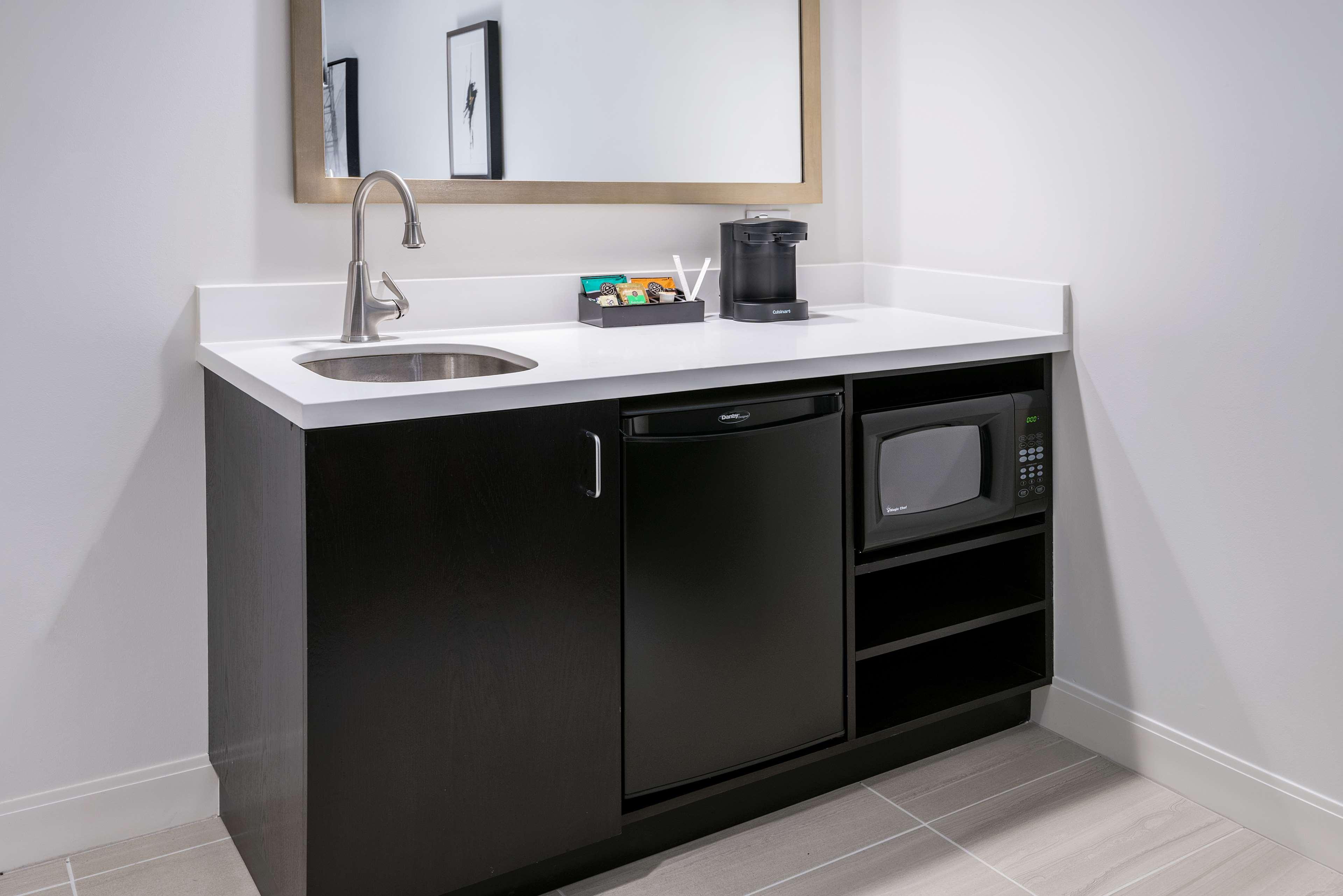 1 BEDROOM, PREMIUM, STUDIO, SUITE, KING BED, ACCESSIBLE