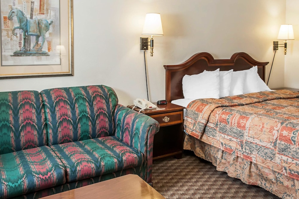 Econo Lodge Eagle Nest 17/25
