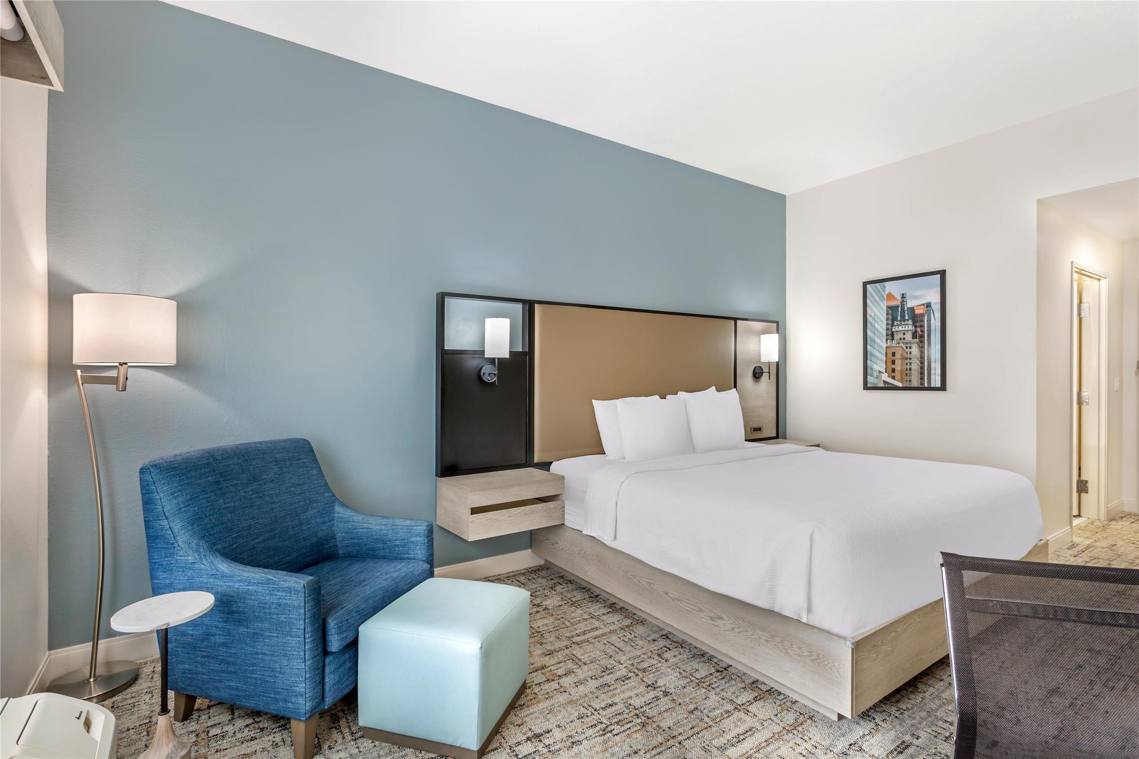 غرفة بسرير كينج يُسمح فيها بالحيوانات الأليفة، Best Western Plus Airport Inn Suites Salt Lake City 3/5