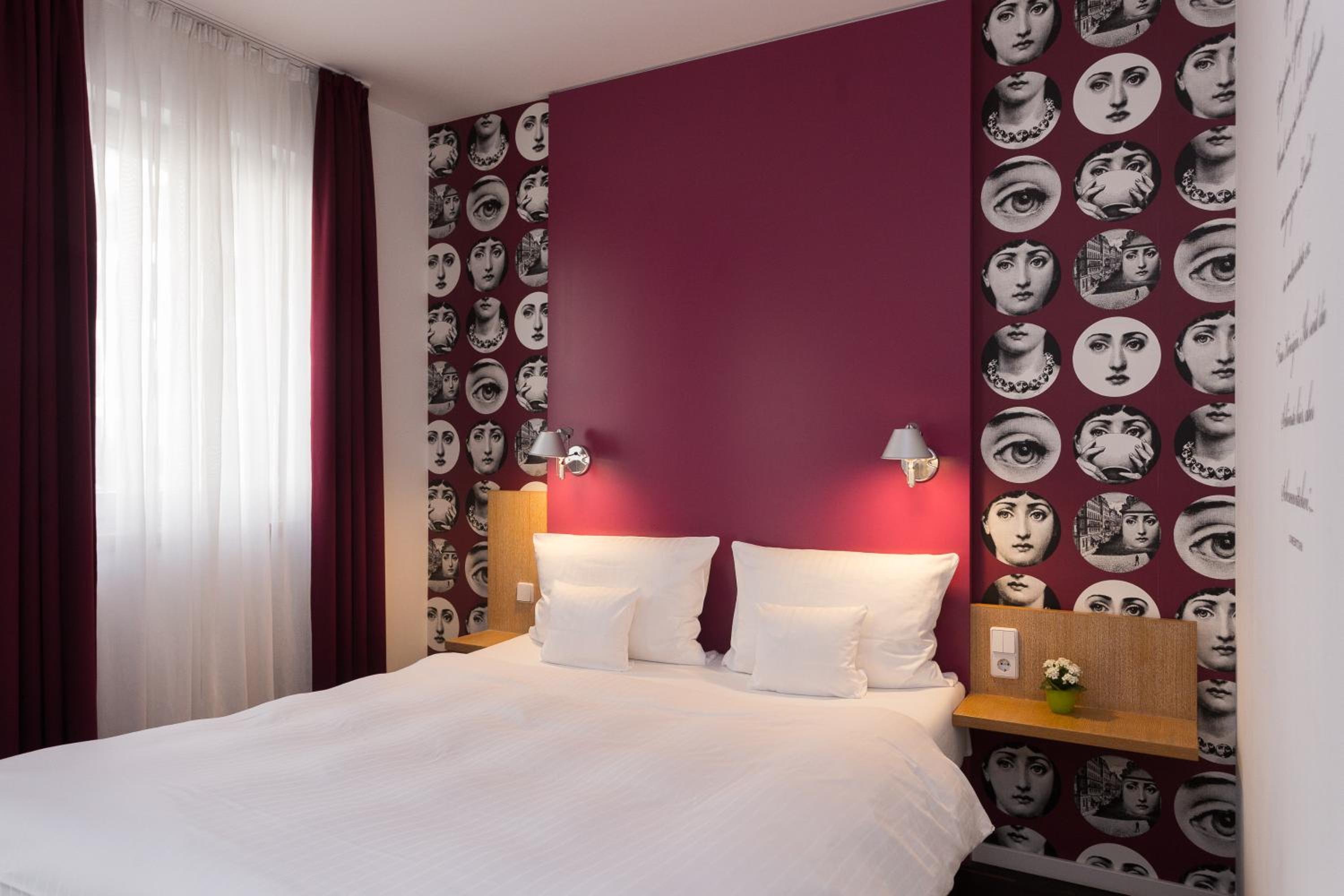 DELUXE, DOUBLE BED