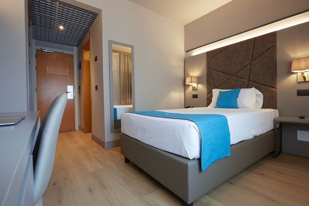 ROOM, SINGLE