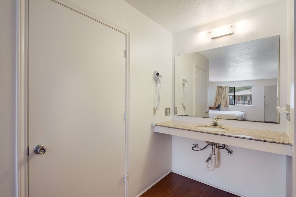Americas Best Value Inn Lockhart TX (ex OYO Hotel) 40/40