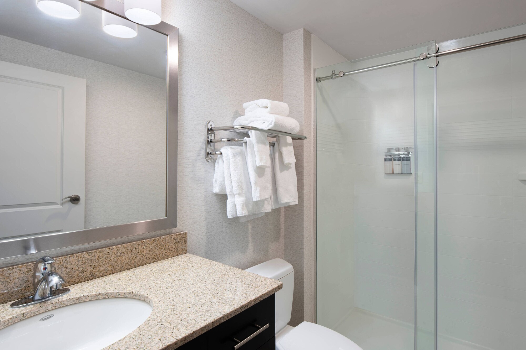 جناح بسرير كوين بغرفة نوم واحدة مع أريكة، TownePlace Suites Providence North Kingstown 5/7