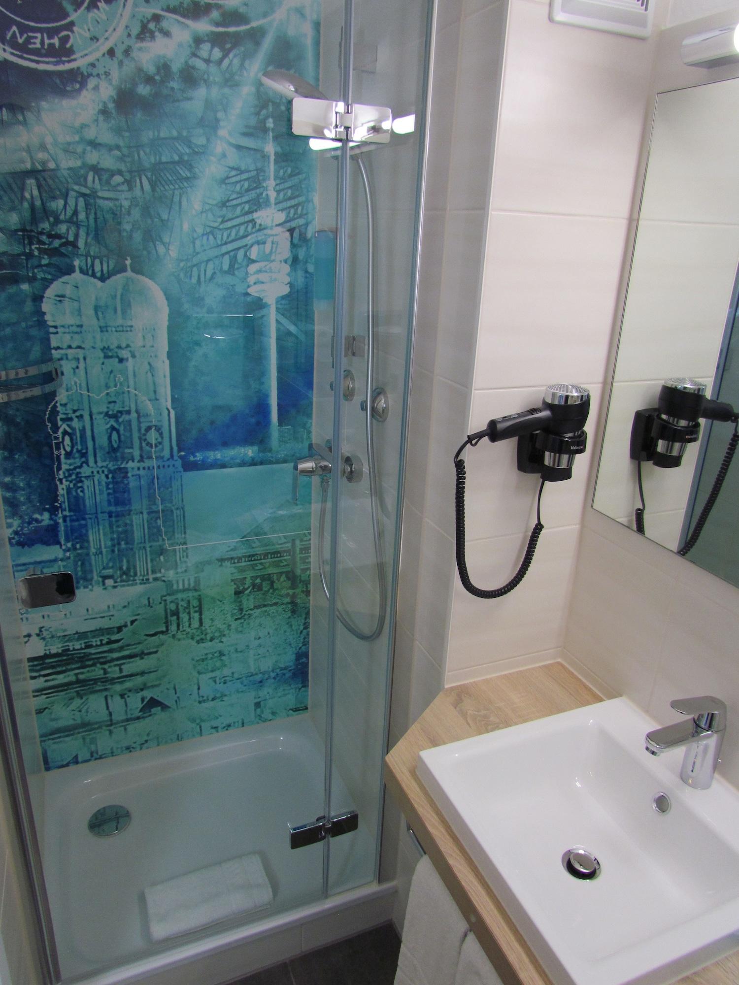 غرفة سوبيريور ثلاثية بإطلالة على الحديقة، Hotel Amenity Munchen 7/8