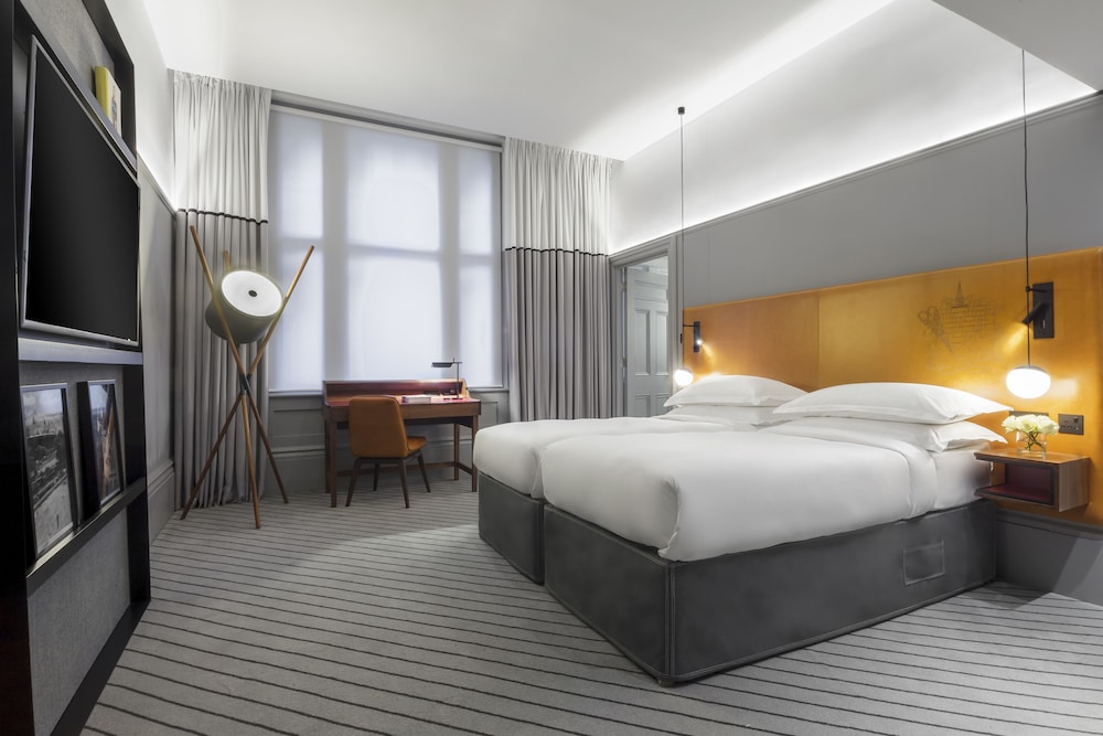 ROOM, TWIN BEDS